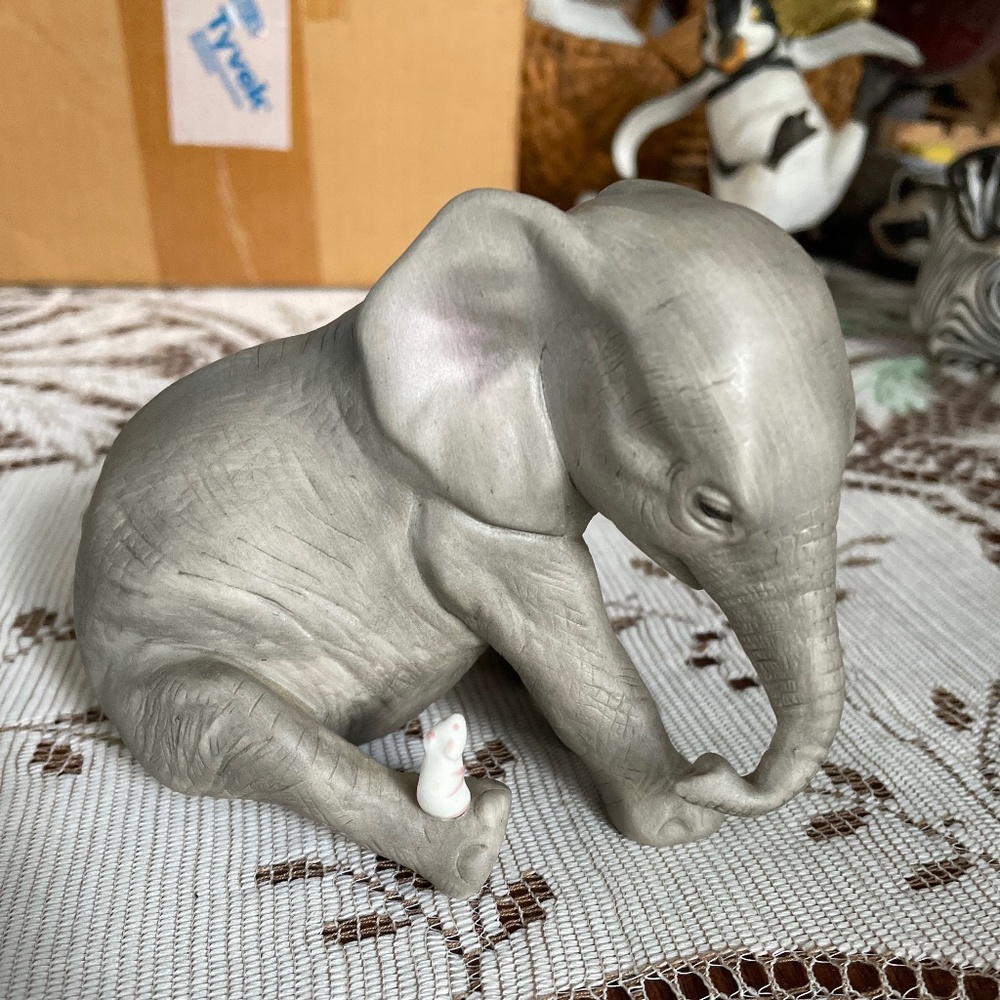 Vintage Franklin Mint Porcelain Elephant "Unforgettable"